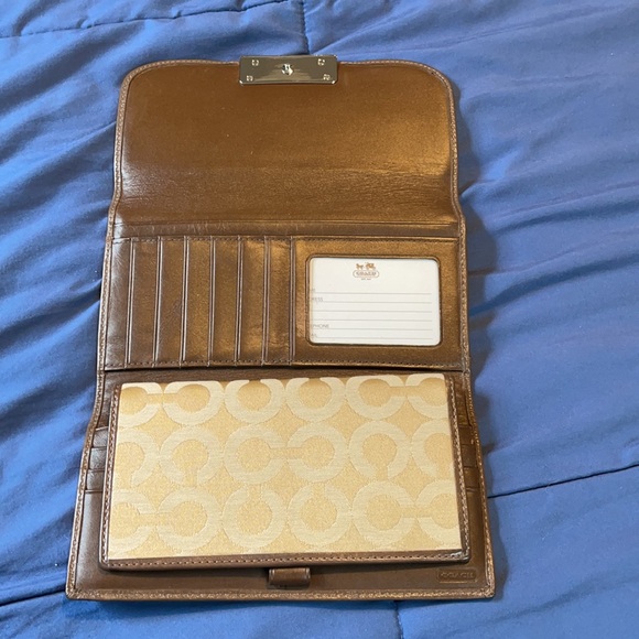 Coach wallet with c’s - Picture 2 of 4